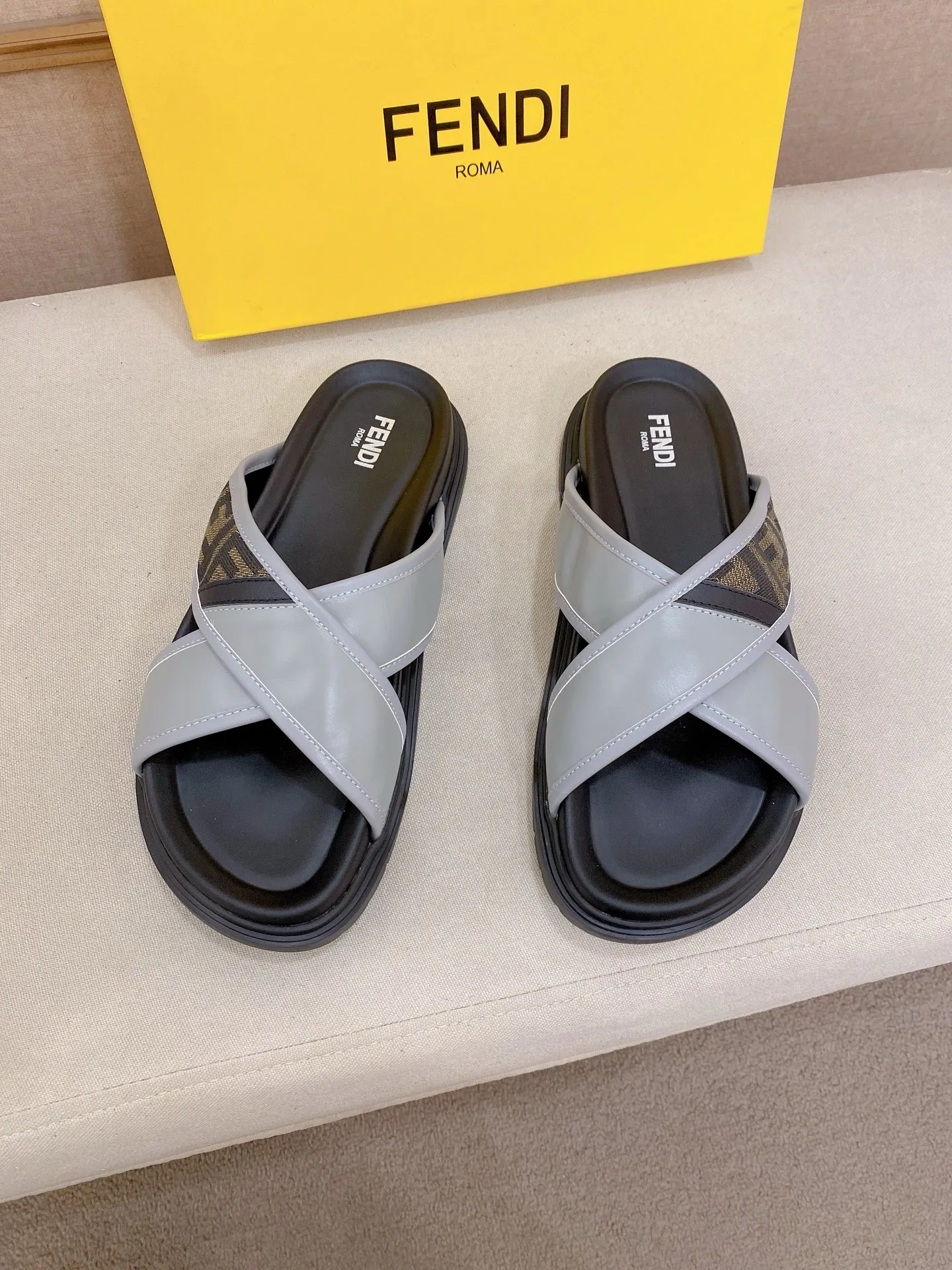 Factory price: 320💰 [Fendi Slippers] High-end brand of men's shoes, official website 1:1 latest masterpiece: original mold customization, the fabric is made of imported original materials, upgraded outsole, lighter and non-slip. The market's top quality, simple yet tasteful, a must-have for fashionistas, fashionable at your feet, full of confidence, the same style at the counter 👍The season of summer slippers is here. Code: 38-44 (45 is custom-made and cannot be returned or exchanged)